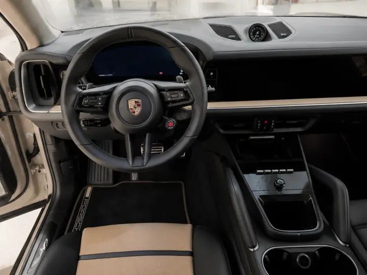 Porsche Cayenne Turbo E-Hybrid Coupé GT 2026, interior — Florence Luxury Car Rental, Florencia. Porsche Cayenne Turbo E-Hybrid Coupé GT en Florencia El alquiler de un Porsche Cayenne…