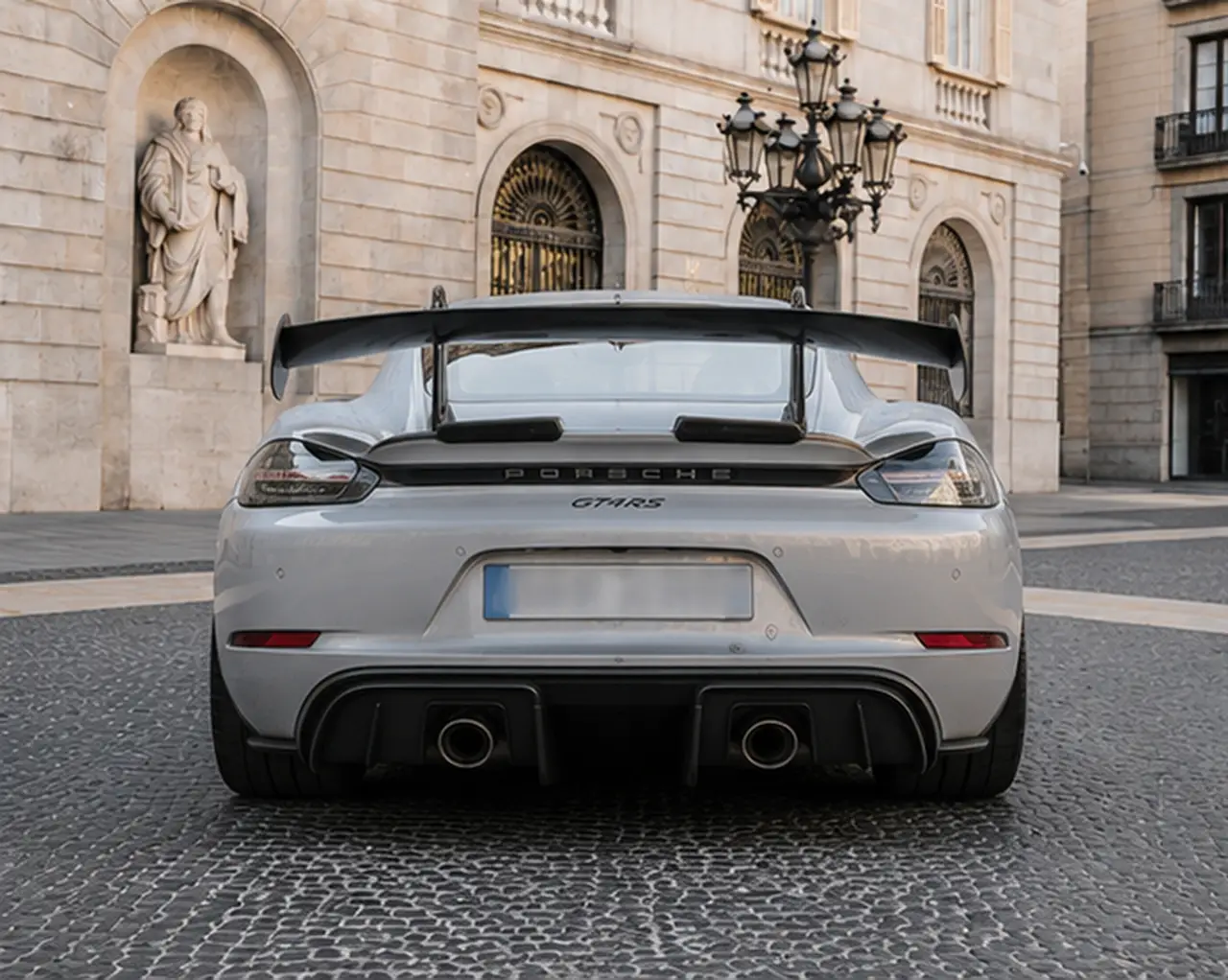Porsche GT4 RS 2024, vue arrière — Florence Luxury Car Rental, Florence. Porsche GT4 RS à Florence La location d'une Porsche GT4 RS à Florence donne accès à un…