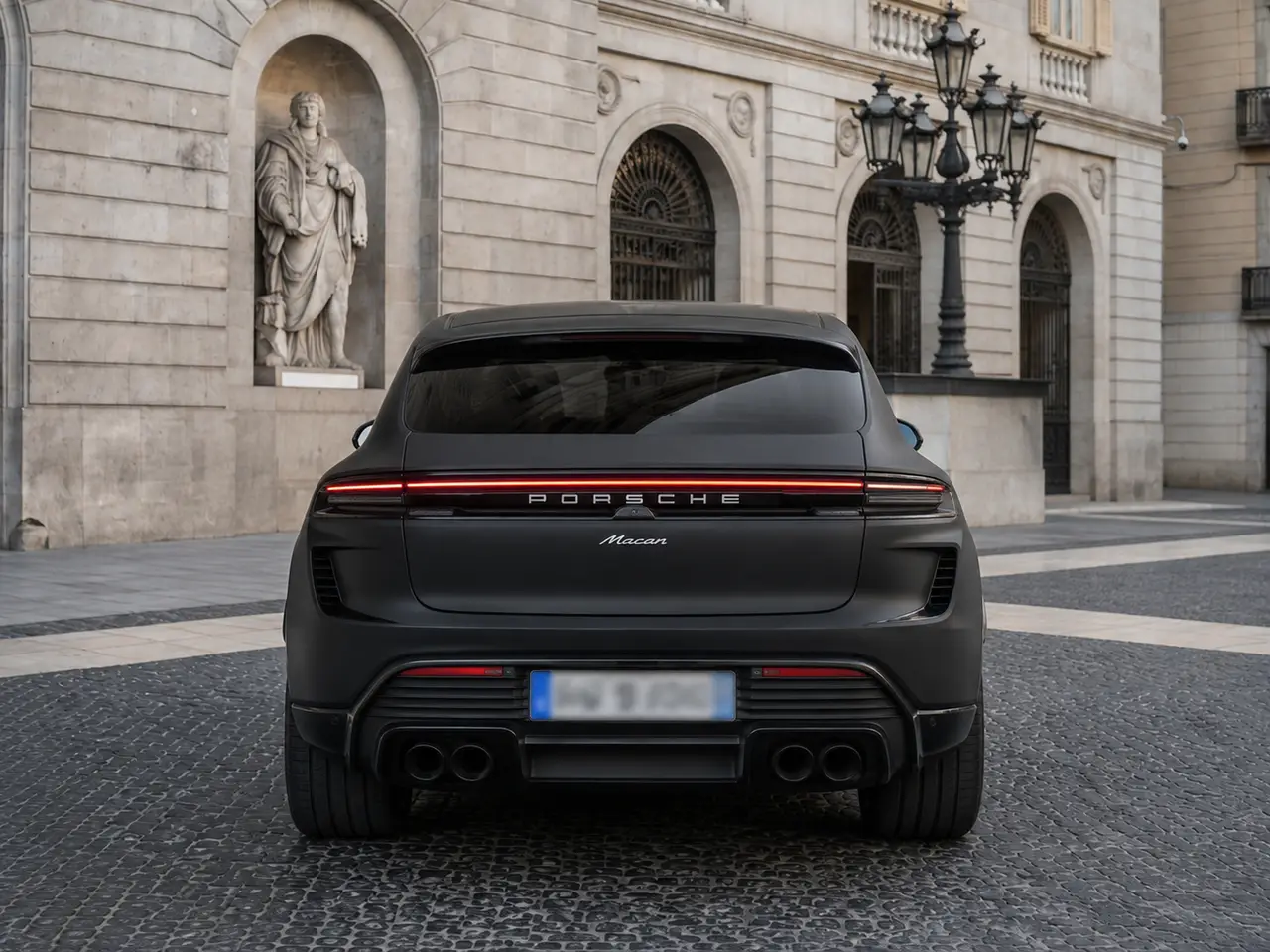 Porsche Macan 2024, vista posteriore — Florence Luxury Car Rental, Firenze. Porsche Macan a Firenze Il noleggio di una Porsche Macan a Firenze mette a disposizione…