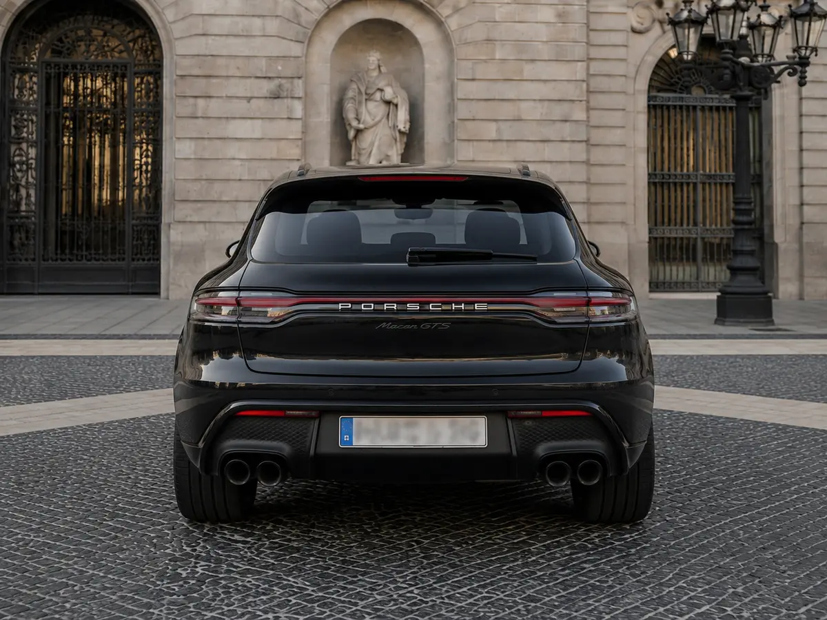 Porsche Macan GTS 2024, vista posteriore — Florence Luxury Car Rental, Firenze. Porsche Macan GTS a Firenze Il noleggio di una Porsche Macan GTS a Firenze mette a…