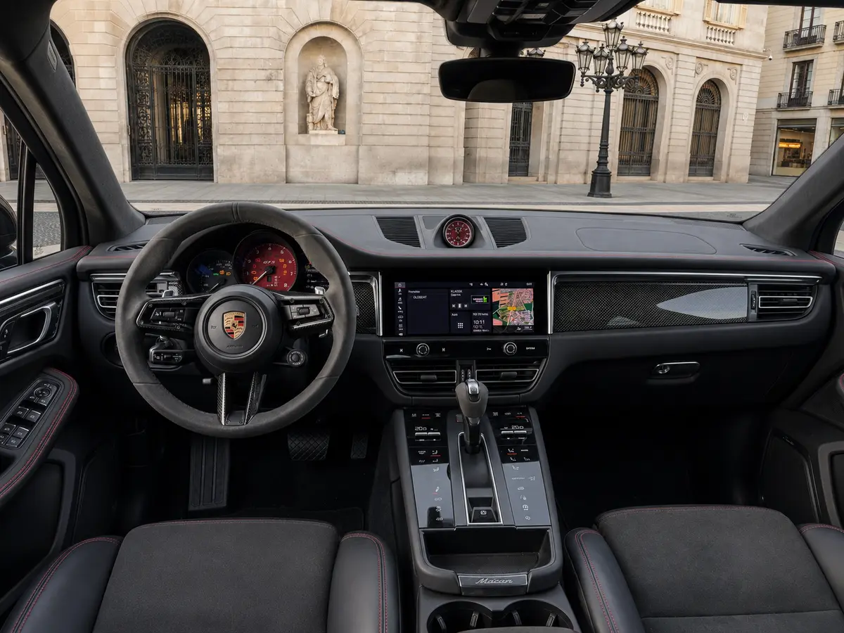Porsche Macan GTS 2024, interni — Florence Luxury Car Rental, Firenze. Porsche Macan GTS a Firenze Il noleggio di una Porsche Macan GTS a Firenze mette a…