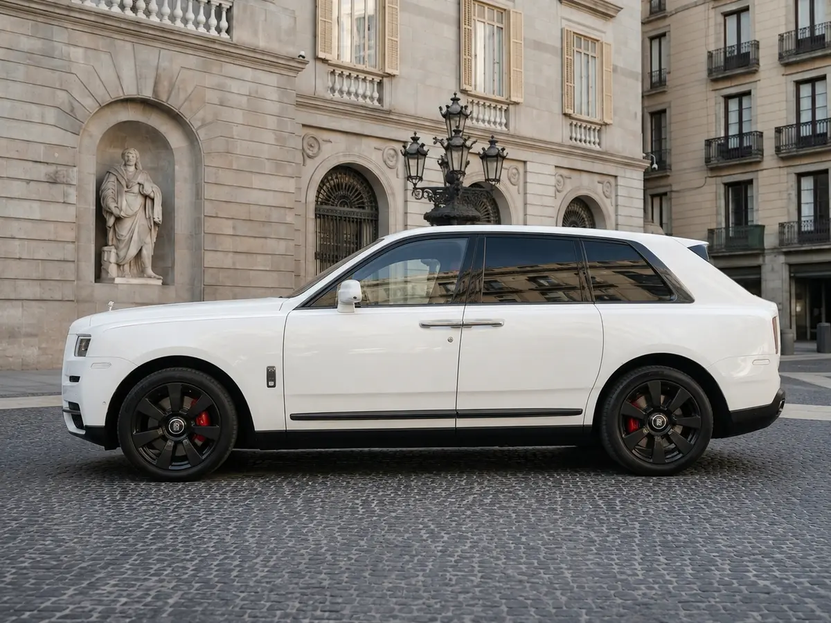 Rolls-Royce Cullinan 2022, esterno — Florence Luxury Car Rental, Firenze. Rolls-Royce Cullinan a Firenze Il noleggio della Rolls-Royce Cullinan a Firenze mette a…