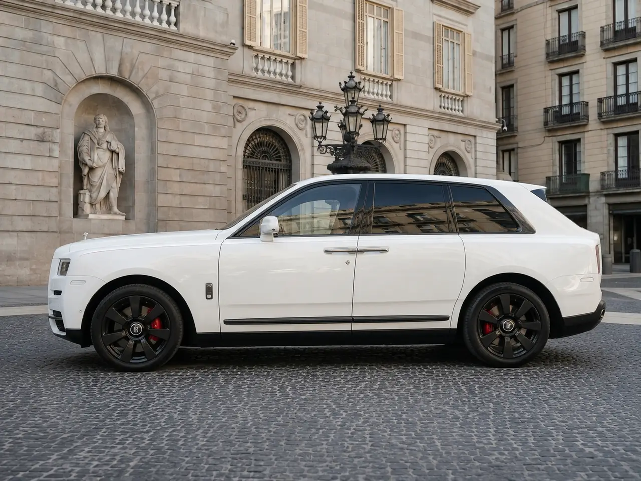 Rolls-Royce Cullinan 2022, esterno — Florence Luxury Car Rental, Firenze. Rolls-Royce Cullinan a Firenze Il noleggio della Rolls-Royce Cullinan a Firenze mette a…