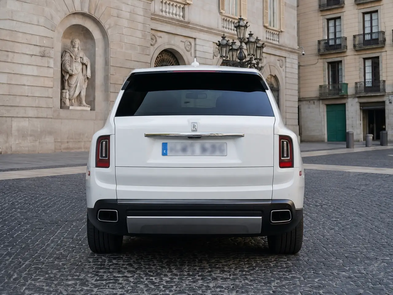 Rolls-Royce Cullinan 2022, vista posteriore — Florence Luxury Car Rental, Firenze. Rolls-Royce Cullinan a Firenze Il noleggio della Rolls-Royce Cullinan a Firenze mette a…