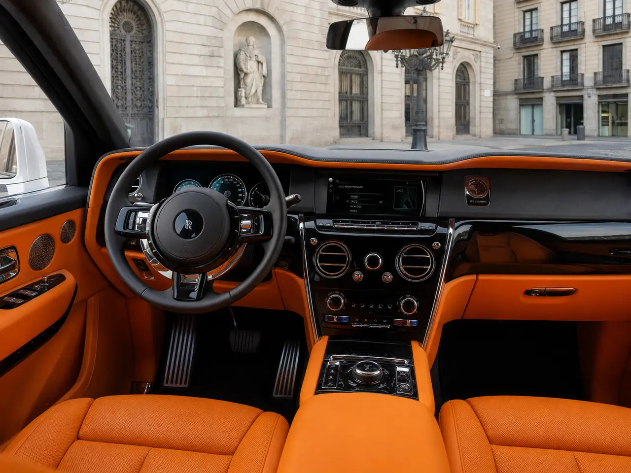 Rolls-Royce Cullinan 2022, interni — Florence Luxury Car Rental, Firenze. Rolls-Royce Cullinan a Firenze Il noleggio della Rolls-Royce Cullinan a Firenze mette a…
