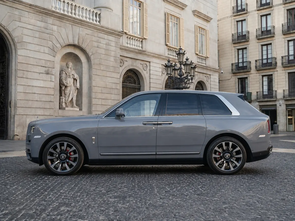Rolls-Royce Cullinan 2025, esterno — Florence Luxury Car Rental, Firenze. Rolls-Royce Cullinan 2025 a Firenze Il noleggio di una Rolls-Royce Cullinan 2025 a…