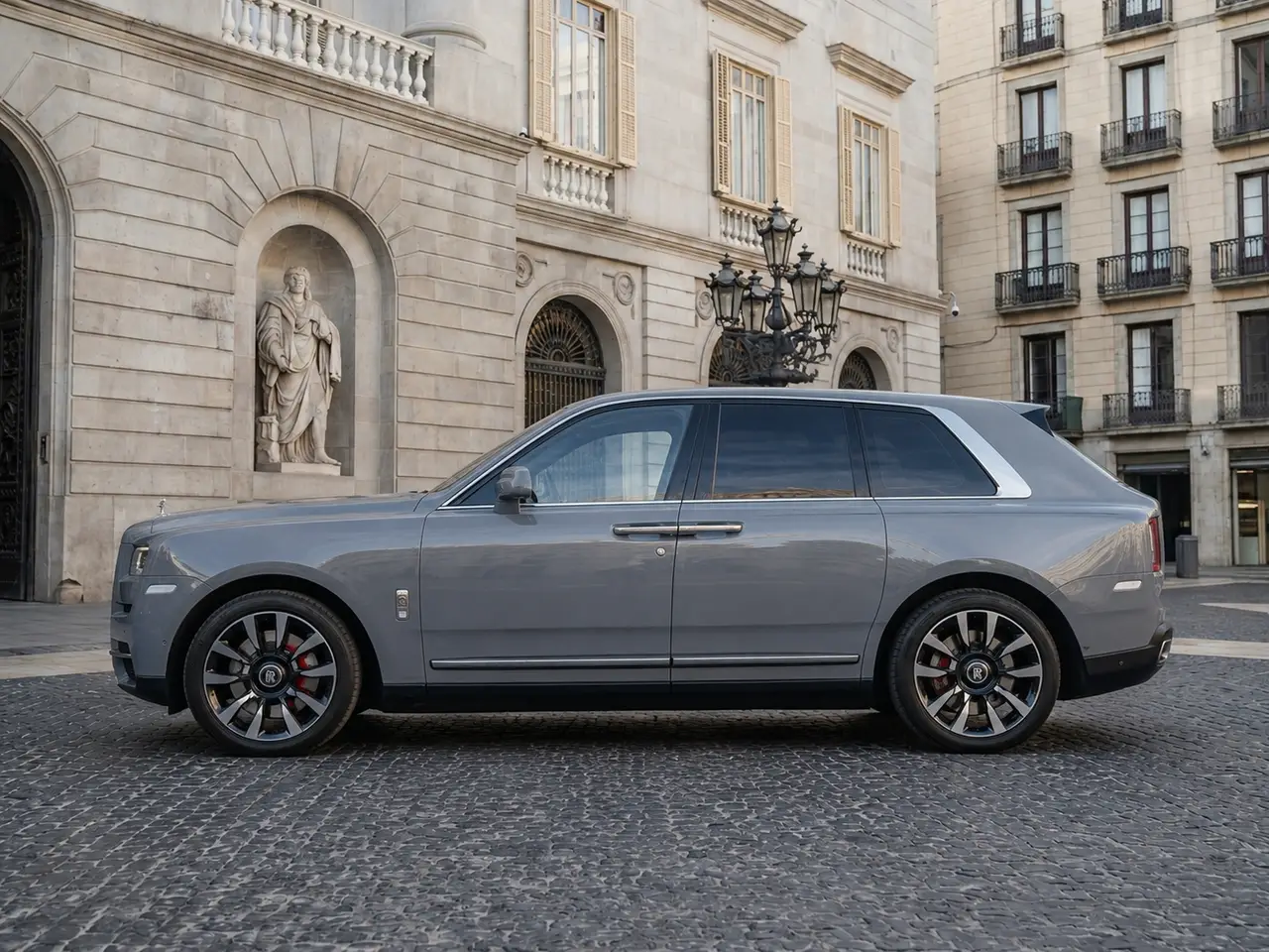 Rolls-Royce Cullinan 2025, esterno — Florence Luxury Car Rental, Firenze. Rolls-Royce Cullinan 2025 a Firenze Il noleggio di una Rolls-Royce Cullinan 2025 a…