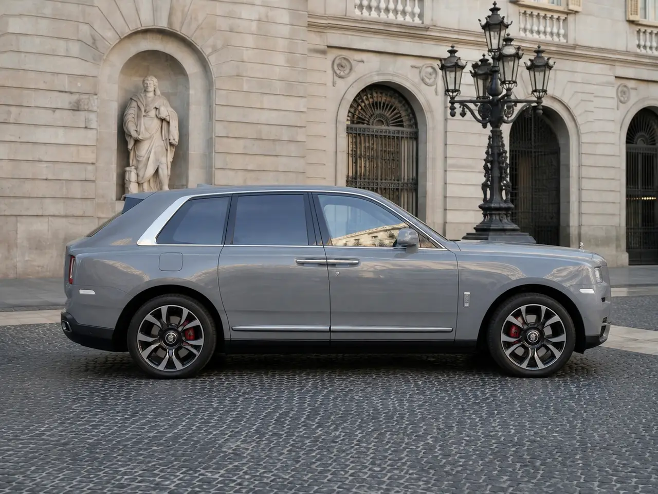 Rolls-Royce Cullinan 2025, vista frontale — Florence Luxury Car Rental, Firenze. Rolls-Royce Cullinan 2025 a Firenze Il noleggio di una Rolls-Royce Cullinan 2025 a…
