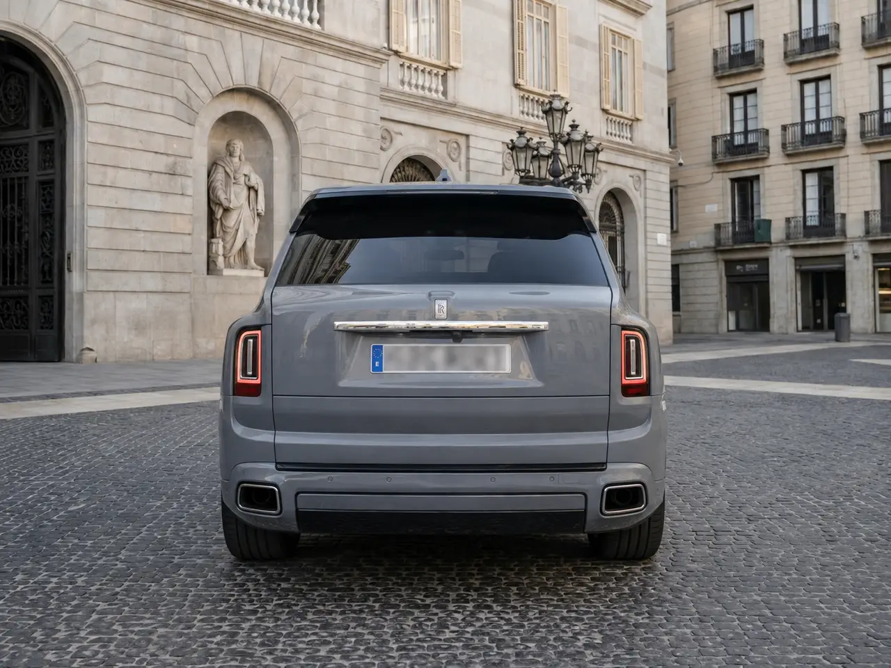 Rolls-Royce Cullinan 2025, vista posteriore — Florence Luxury Car Rental, Firenze. Rolls-Royce Cullinan 2025 a Firenze Il noleggio di una Rolls-Royce Cullinan 2025 a…