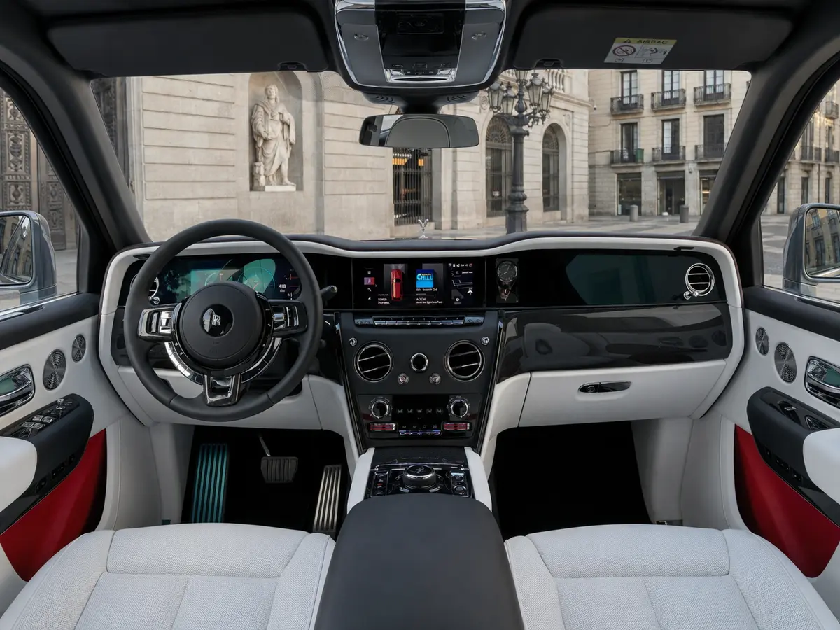 Rolls-Royce Cullinan 2025, interni — Florence Luxury Car Rental, Firenze. Rolls-Royce Cullinan 2025 a Firenze Il noleggio di una Rolls-Royce Cullinan 2025 a…