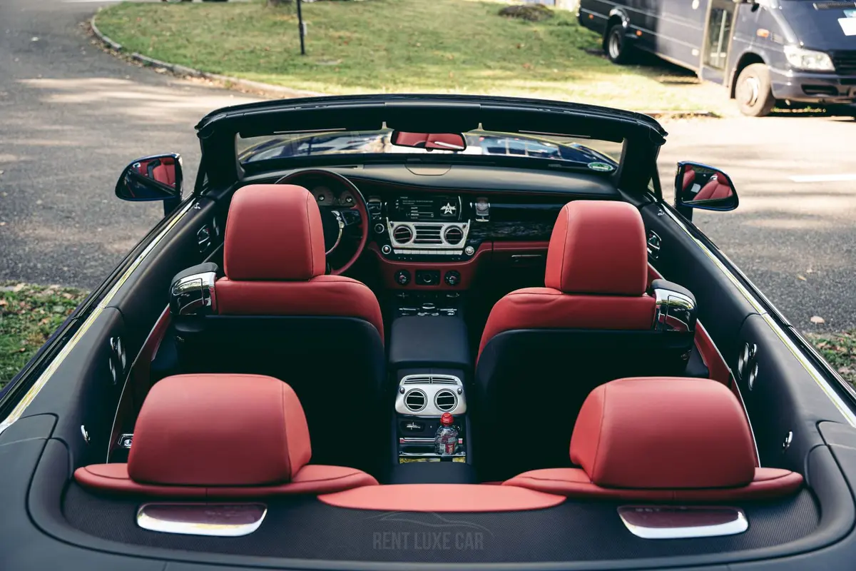 Rolls-Royce Dawn 2022, cruscotto — Florence Luxury Car Rental, Firenze. Rolls-Royce Dawn a Firenze Il Rolls-Royce Dawn 2022 è proposto per il noleggio a Firenze…