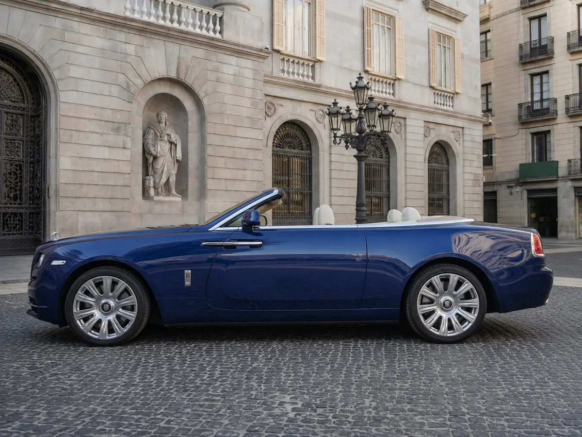 Rolls-Royce Dawn 2022, esterno — Florence Luxury Car Rental, Firenze. Rolls-Royce Dawn a Firenze Il noleggio di una Rolls-Royce Dawn a Firenze mette a…