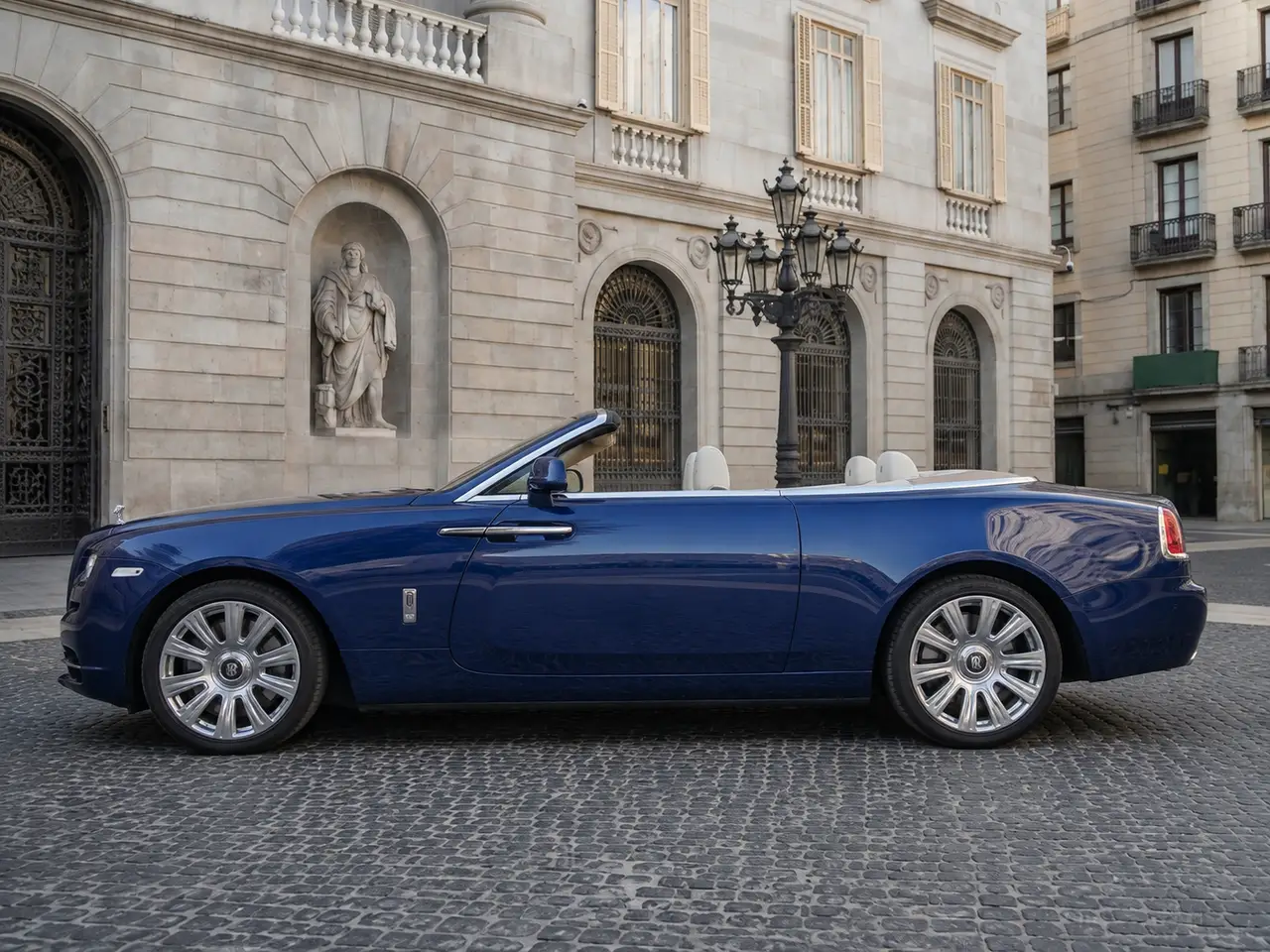 Rolls-Royce Dawn 2022, esterno — Florence Luxury Car Rental, Firenze. Rolls-Royce Dawn a Firenze Il noleggio di una Rolls-Royce Dawn a Firenze mette a…