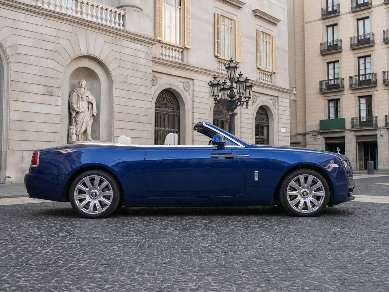 Rolls-Royce Dawn 2022, vista frontale — Florence Luxury Car Rental, Firenze. Rolls-Royce Dawn a Firenze Il noleggio di una Rolls-Royce Dawn a Firenze mette a…