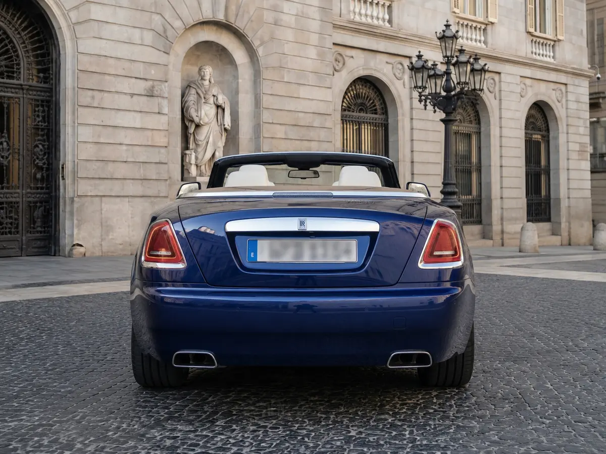 Rolls-Royce Dawn 2022, vista posteriore — Florence Luxury Car Rental, Firenze. Rolls-Royce Dawn a Firenze Il noleggio di una Rolls-Royce Dawn a Firenze mette a…