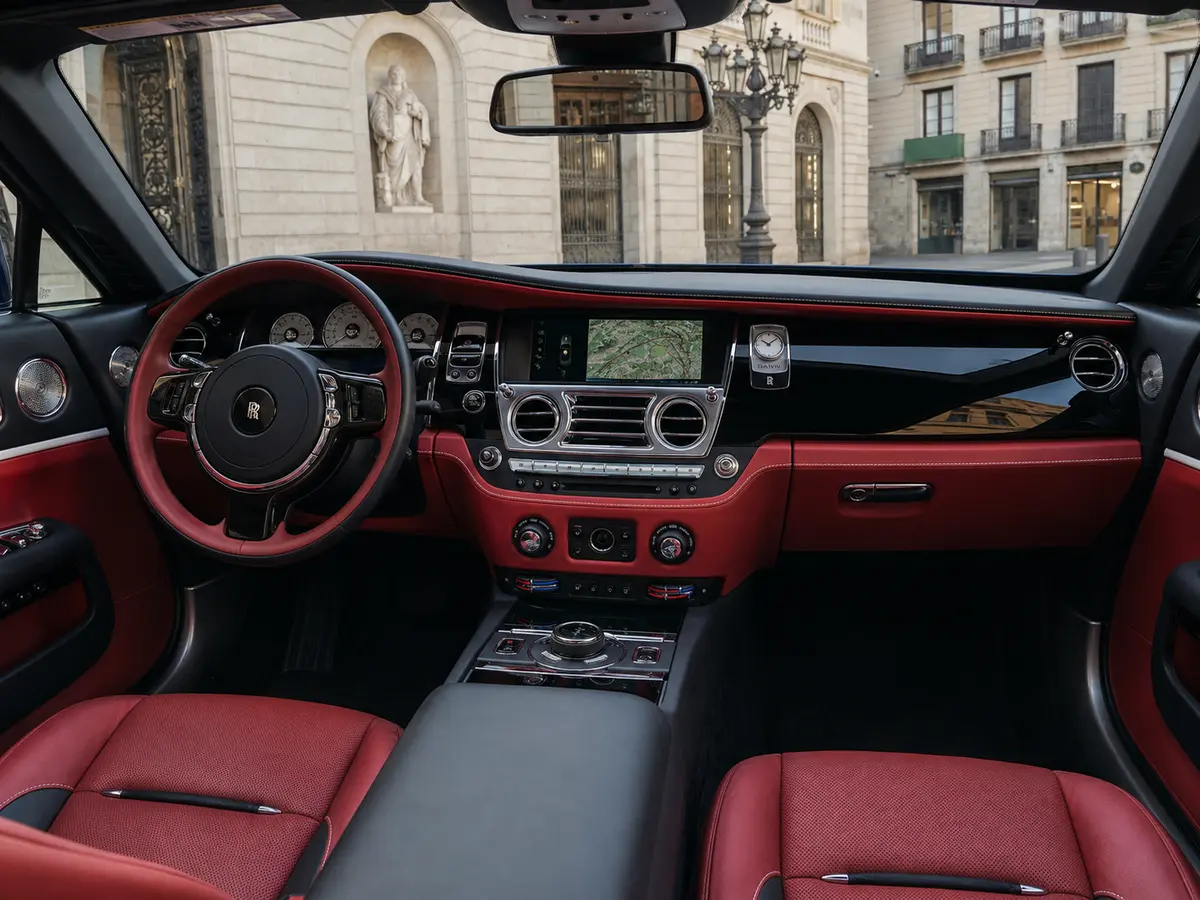 Rolls-Royce Dawn 2022, interni — Florence Luxury Car Rental, Firenze. Rolls-Royce Dawn a Firenze Il noleggio di una Rolls-Royce Dawn a Firenze mette a…