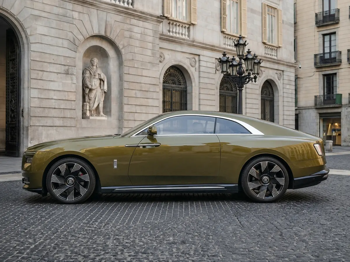 Rolls-Royce Spectre 2024, esterno — Florence Luxury Car Rental, Firenze. Rolls-Royce Spectre a Firenze Il noleggio di una Rolls-Royce Spectre a Firenze mette a…