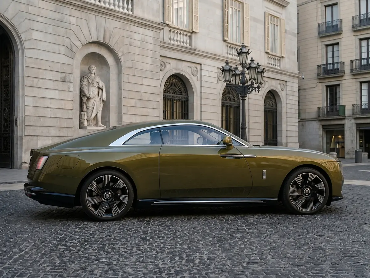 Rolls-Royce Spectre 2024, vista frontale — Florence Luxury Car Rental, Firenze. Rolls-Royce Spectre a Firenze Il noleggio di una Rolls-Royce Spectre a Firenze mette a…