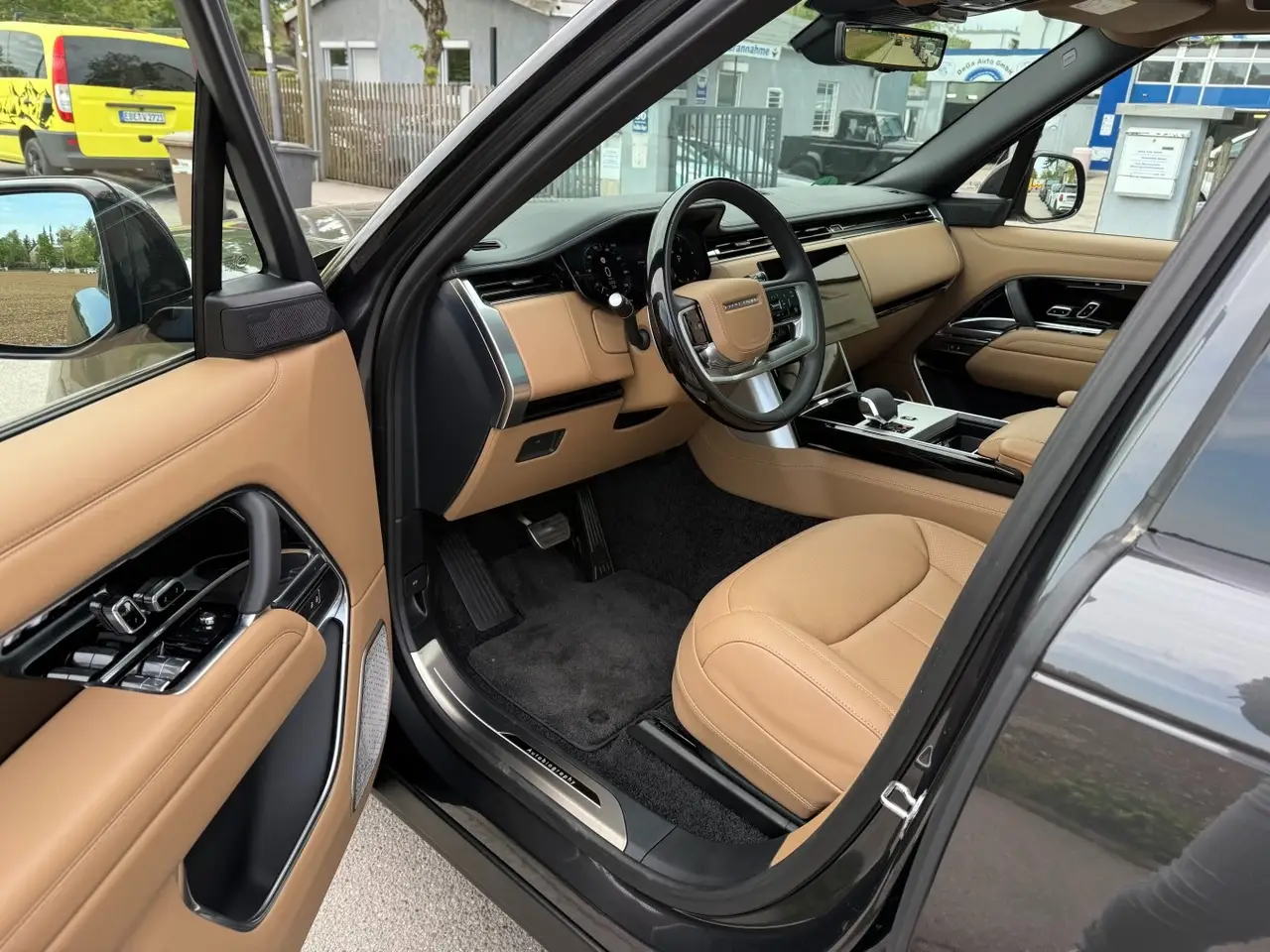 Rover Range Rover Autobiography D350 7s 2025, vista frontal — Florence Luxury Car Rental, Florencia. Rover Range Rover Autobiography D350 7s en Florencia El Rover Range Rover Autobiography…