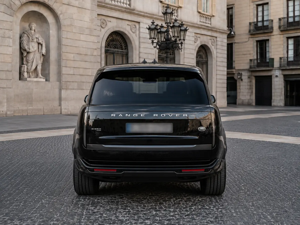Rover Range Rover Autobiography D350 7s 2025, vista posteriore — Florence Luxury Car Rental, Firenze. Rover Range Rover Autobiography D350 7s a Firenze Il noleggio di una Rover Range Rover…