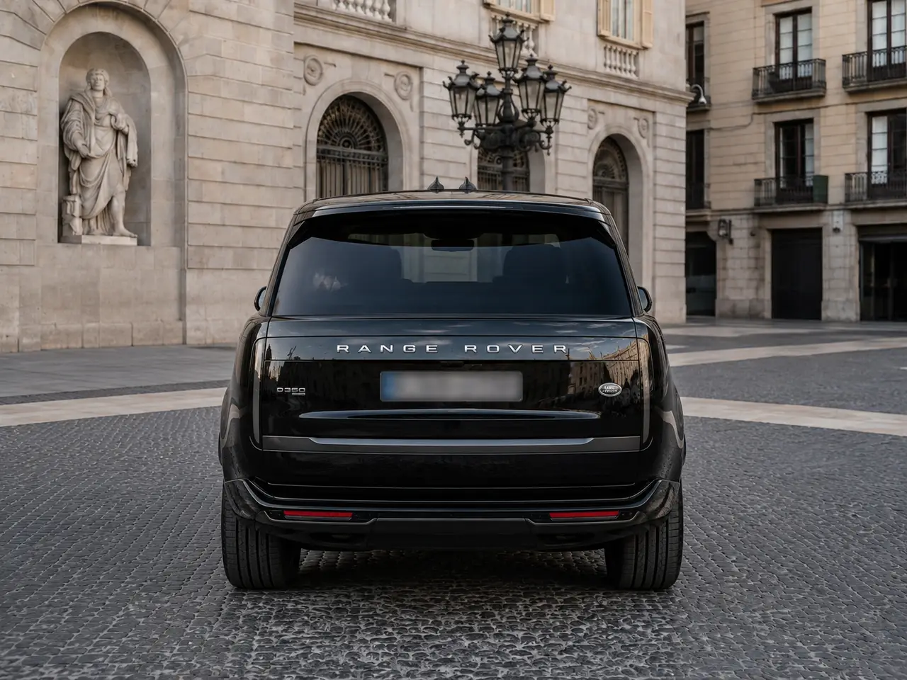 Rover Range Rover Autobiography D350 7s 2025, vista posteriore — Florence Luxury Car Rental, Firenze. Rover Range Rover Autobiography D350 7s a Firenze Il noleggio di una Rover Range Rover…