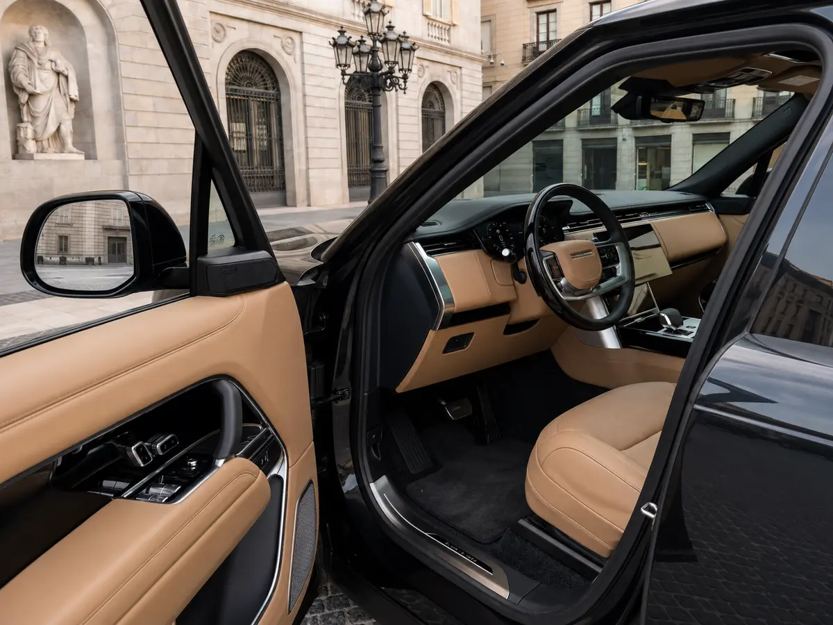 Rover Range Rover Autobiography D350 7s 2025, interni — Florence Luxury Car Rental, Firenze. Rover Range Rover Autobiography D350 7s a Firenze Il noleggio di una Rover Range Rover…