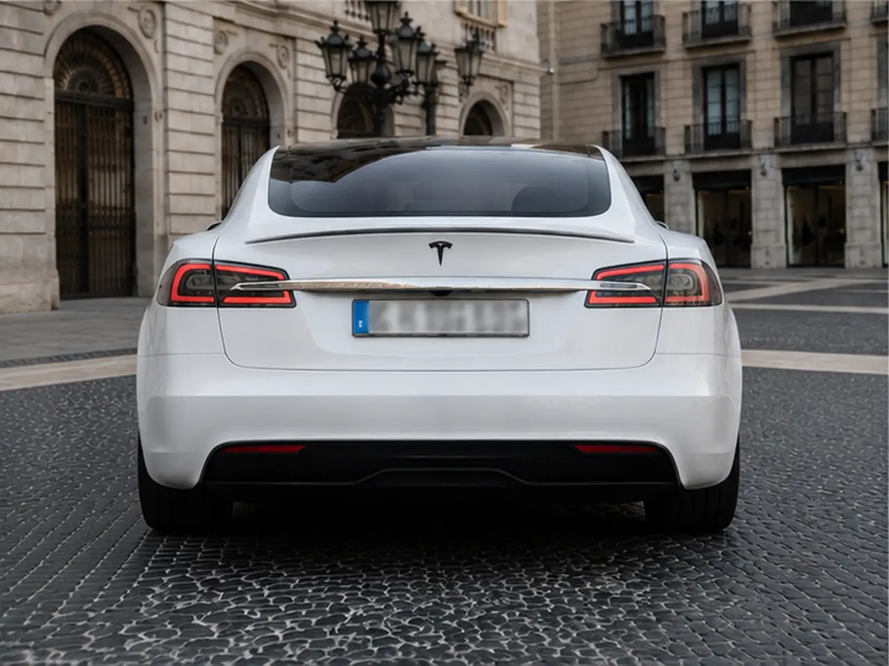 Tesla Model S Plaid 2025, vista trasera — Florence Luxury Car Rental, Florencia. Tesla Model S Plaid en Florencia El alquiler del Tesla Model S Plaid en Florencia permite…