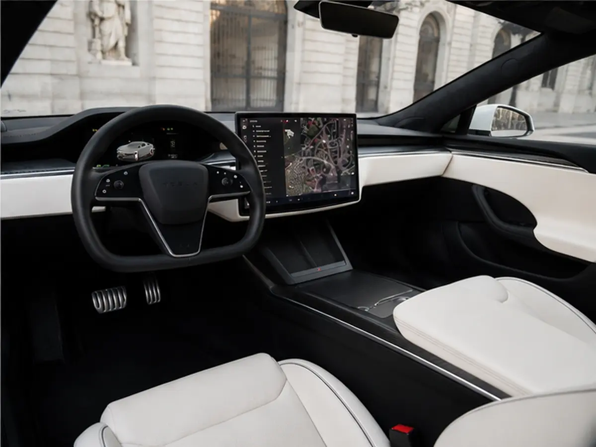 Tesla Model S Plaid 2025, interior — Florence Luxury Car Rental, Florencia. Tesla Model S Plaid en Florencia El alquiler del Tesla Model S Plaid en Florencia permite…