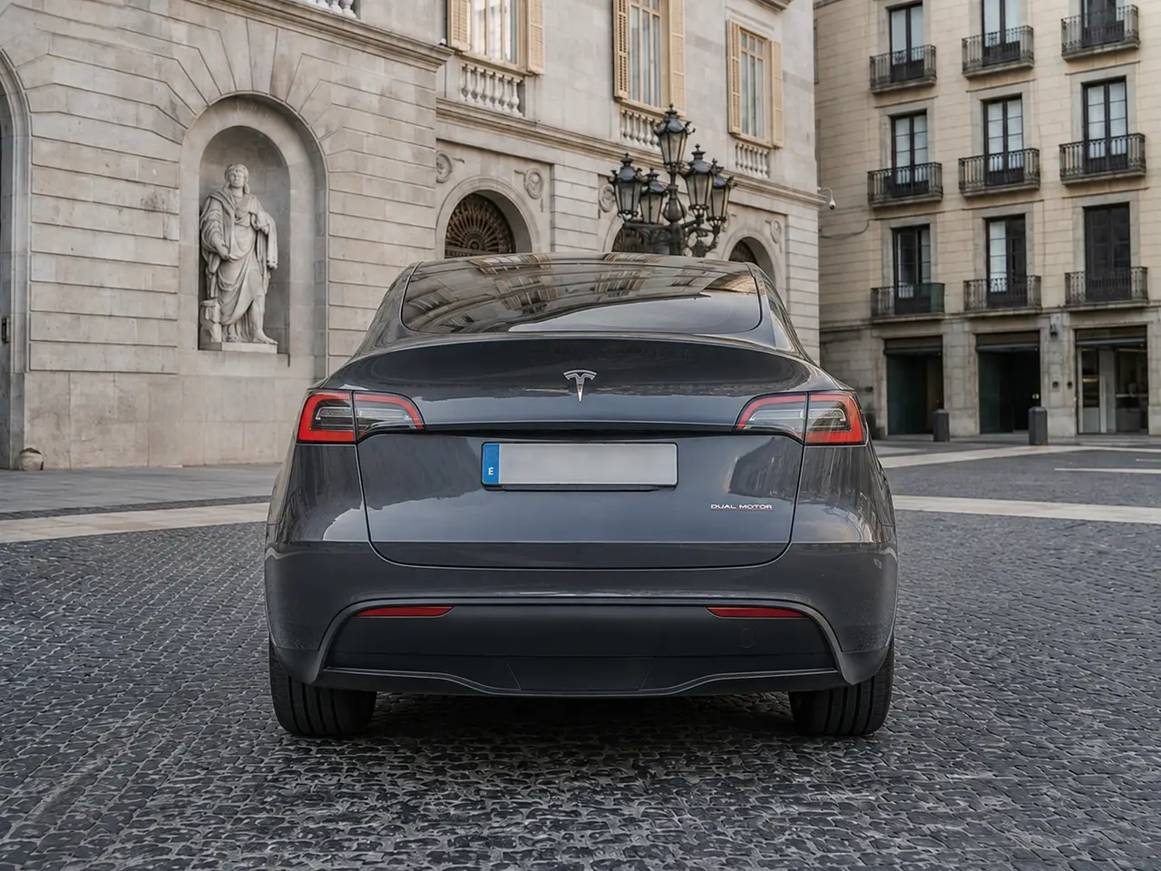 Tesla Model Y Long Range 2023, vista posteriore — Florence Luxury Car Rental, Firenze. Tesla Model Y Long Range a Firenze Il noleggio di una Tesla Model Y Long Range a Firenze…